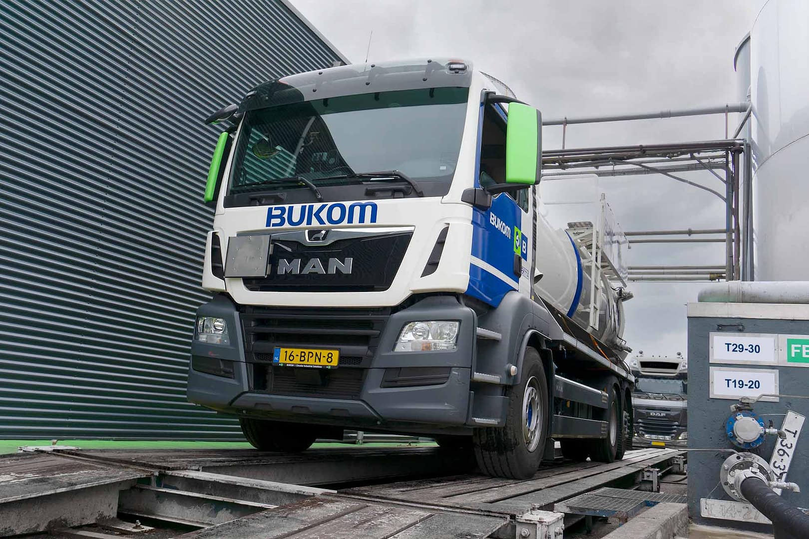 Wagen op weegbrug Bukom Heerhugowaard